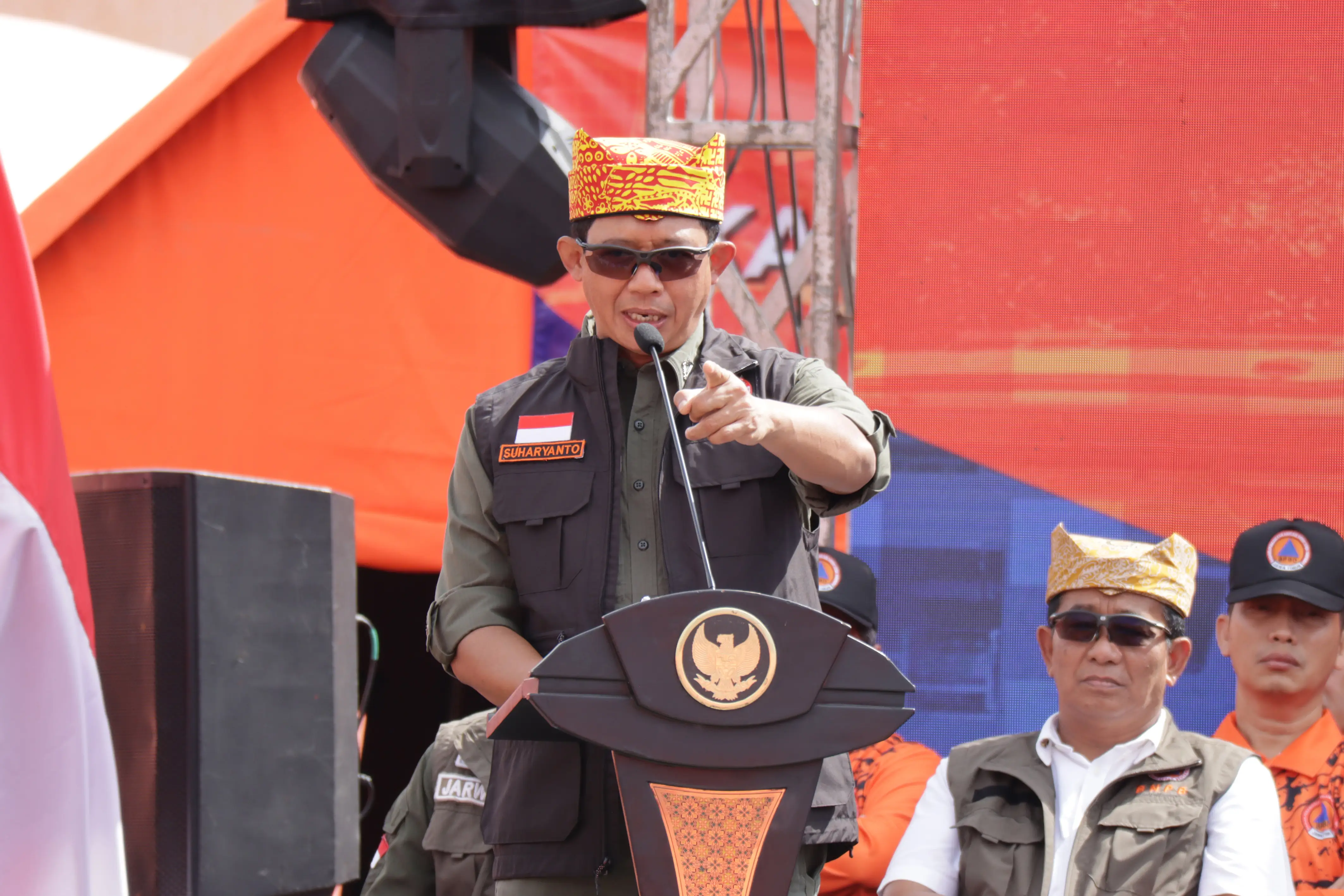 Kepala Badan Nasional Penanggulangan Bencana Letjen TNI Suharyanto S.Sos M.M. menghadiri dan memberikan arahan pada kegiatan Gelar Peralatan Penanggulangan Bencana yang bertema "Optimalisasi Peralatan Penanggulangan Bencana dalam Meningkatkan Ketangguhan Masyarakat" di Pantai Boom Kabupaten Banyuwangi, Provinsi Jawa Timur, Minggu (14/7).